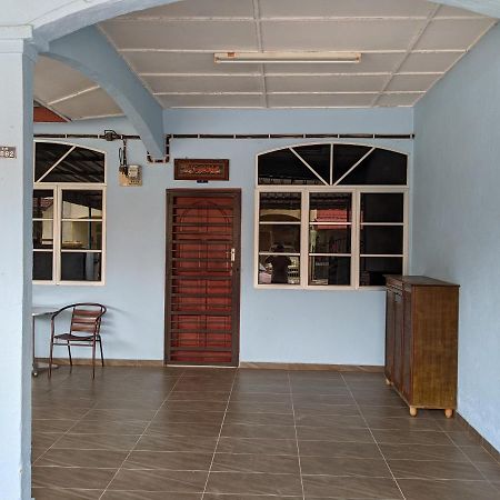 Aryani Homestay Kampong Kelemak エクステリア 写真